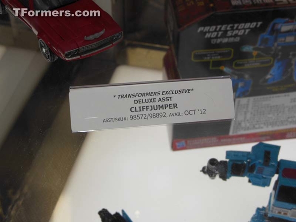 Sdcc 2012 Toys R Us Transformers Generations Asia Exclusive Cliffjumper 1  (19 of 141)